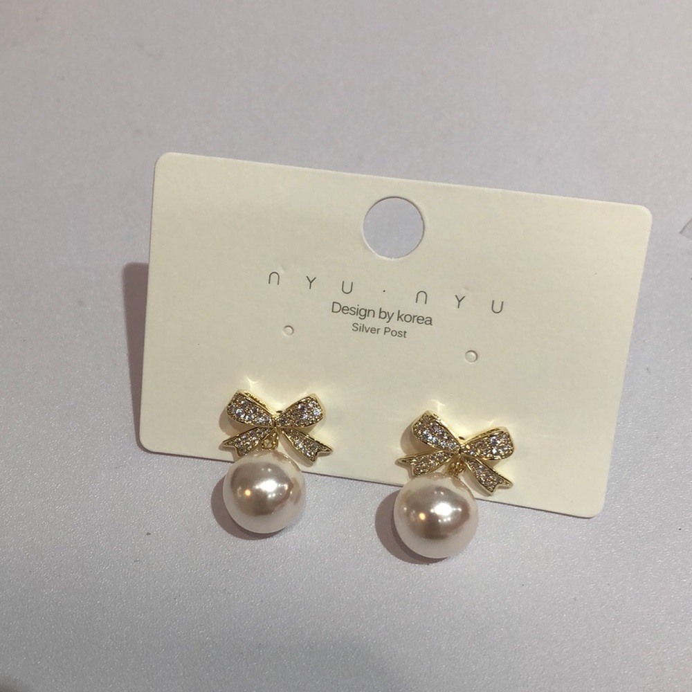 Design by korea silver post buttery pearl earrings